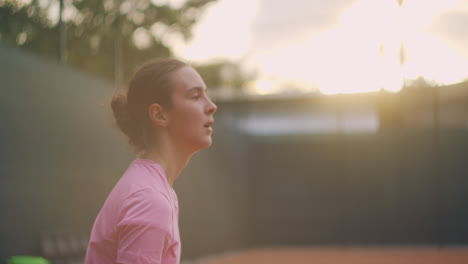 Professionell-Ausgestattete-Frau,-Die-Mit-Einem-Tennisschläger-Hart-Auf-Den-Tennisball-Einschlägt.-Tennisspielerin-In-Aktion-Während-Des-Spiels.-Sie-Trägt-Sportkleidung-Ohne-Markenzeichen.